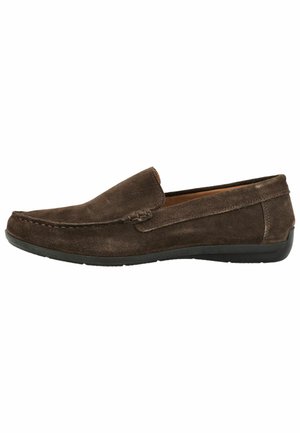 Mocassino marrone in suede slip-on con suola nera, cuciture stile mocassino e tacco basso, mostrato dal lato esterno.