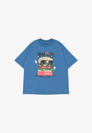 Tricou albastru cu mânecă scurtă, având un grafic cu un hamburger purtând ochelari de soare, cu textul "CĂUTAT" și "NOUL" dedesubt.