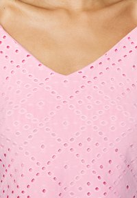 Vero Moda VMTASSA CROP - T-shirt estampada - prism pink