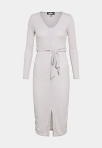 Langärmeliges, graues, geripptes Kleid mit tiefem V-Ausschnitt, vorne mit Knopfleiste und einem Bindegürtel in der Taille, mit einem Schlitz am Saum.