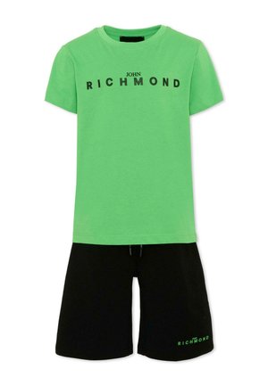 Zielony t-shirt z krótkim rękawem z czarnym napisem "John Richmond" oraz czarne szorty z małym zielonym napisem "John Richmond" na lewej nodze.