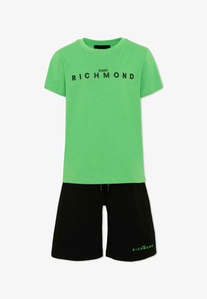 Zielony t-shirt z krótkim rękawem z czarnym napisem "John Richmond" oraz czarne szorty z małym zielonym napisem "John Richmond" na lewej nodze.