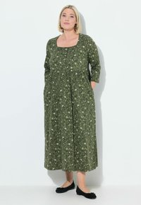 Abito midi verde a stampa floreale con scollatura quadrata, maniche a tre quarti e tasche; tessuto morbido con una vestibilità ampia per il comfort.
