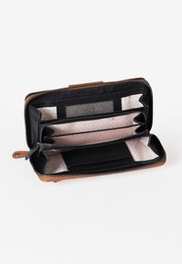 Portafoglio in pelle nera con dettagli beige, chiusura a zip, multiple fessure per schede e un interno a motivo. Presenta una texture liscia e un design compatto.