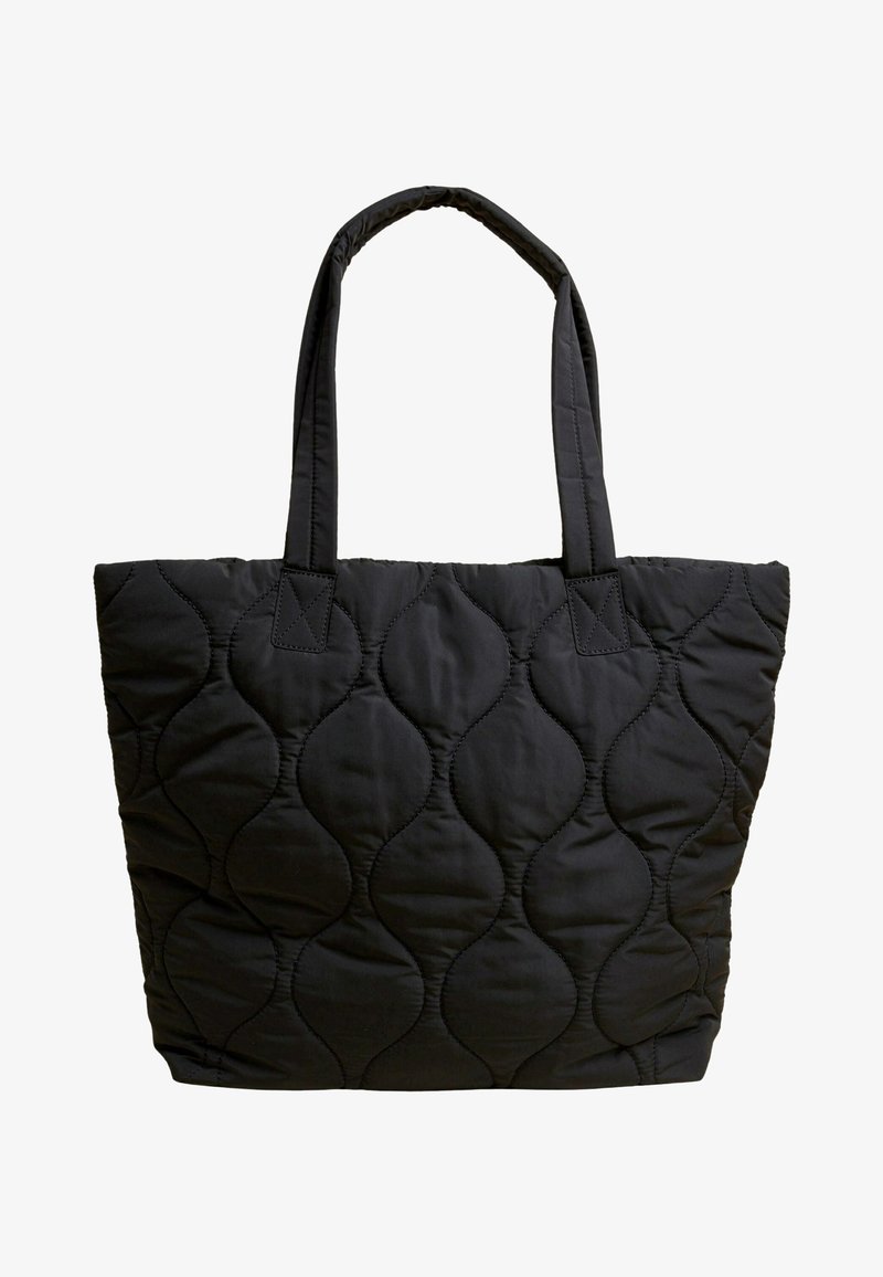 Sac cabas matelassé noir avec motif de couture ondulée et deux bretelles rembourrées sur fond blanc.