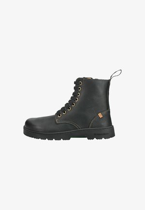 Stivaletto alla caviglia in pelle nera con superficie strutturata, suola spessa, occhielli metallici, linguetta sul tallone e piccola etichetta con logo cucita sul lato.