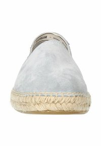 Espadrillas in suede azzurra con suola in juta intrecciata e punta arrotondata. Design minimalista, caratterizzato da un taglio poco profondo e dettagli cuciti.