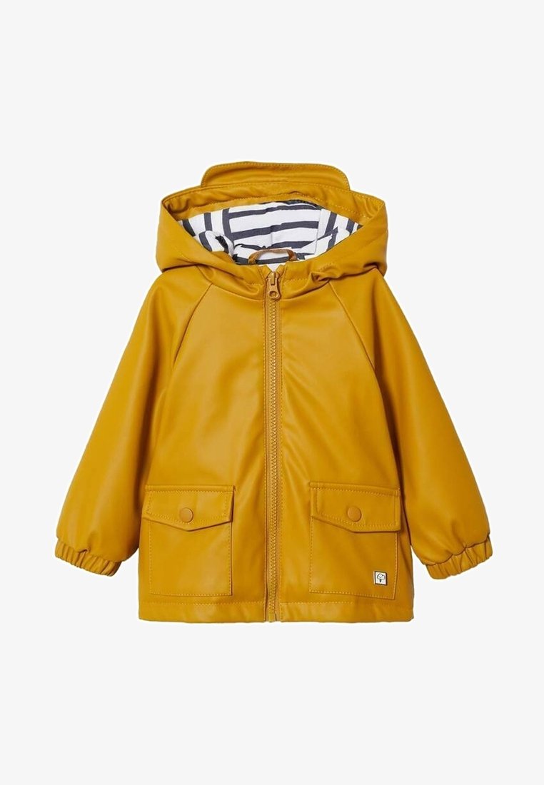Gul, vattentät jacka med huva, framdragkedja och två knappförsedda fickor. Fodrad med marinblå och vitrandig tyg.