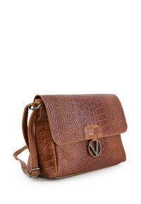 Bruine leren schoudertas met een gestructureerd krokodillenpatroon, flap sluiting, metallic logo accent en een verstelbare schouderriem.