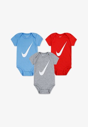 Trei body-uri pentru bebeluși: bleu deschis, gri și roșu, din bumbac, cu mâneci scurte, având pe față logo-uri mari albe Nike Swoosh.