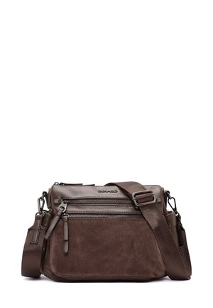Bolso cruzado marrón que presenta una mezcla de ante texturizado y cuero liso, con cremalleras en tono plateado y una correa ajustable.