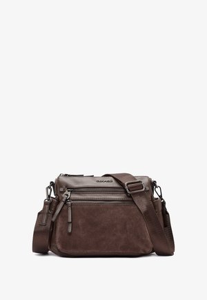 Bolso cruzado marrón que presenta una mezcla de ante texturizado y cuero liso, con cremalleras en tono plateado y una correa ajustable.