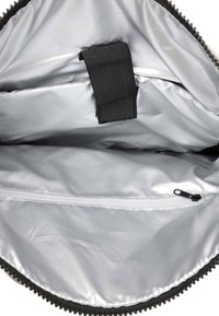 Czarna torba wewnątrz z gładkim srebrnym wykończeniem; zawiera kieszeń na zamek i czarny materiałowy pasek do zabezpieczania przedmiotów.