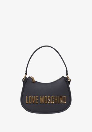 Bolso de hombro de cuero negro con un diseño curvado, que presenta letras doradas "LOVE MOSCHINO" y un cierre de cremallera. Incluye una sola correa.
