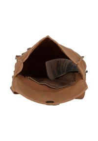 Interno di una borsa in tela marrone con una tasca con cerniera e una etichetta. Il tessuto è strutturato, con una forma definita e una chiusura a scatto.