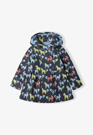 Värviline vihmamantel, millel on tume sinine taust ja mitmesuguste muinasjutuliste ükssarvikute pastelltoone sisaldav muster. Konstruktsioon sisaldab kapuutsi ja nuppe.