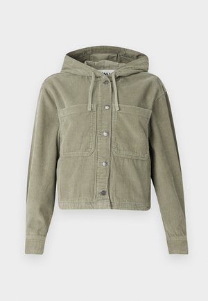 Veste en velours côtelé vert olive avec capuche, dotée d'une fermeture à boutons, de deux poches poitrine et d'une texture côtelée. Design cropped et ajusté.