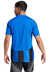 Blaues Sporthemd mit kurzen Ärmeln, abgerundetem Saum und schwarzen Seitenpaneelen. Der Stoff wirkt glatt und hat ein sportliches Design.