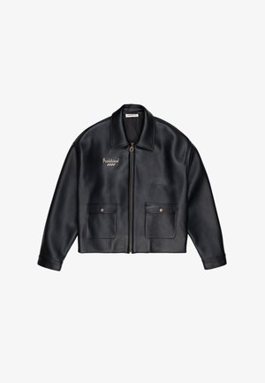 Zwarte leren jas met ritssluiting aan de voorkant, twee zakken met knoopklep en "Prohibited" geborduurd op de linkerborst.