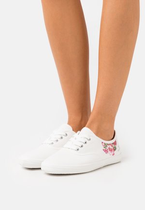 Trainers - white