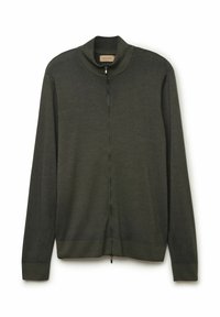 Ciemnozielony sweter zapinany na zamek z wysokim kołnierzem, wykonany z miękkiego materiału. Posiada długie rękawy i prosty dół z ribbowymi mankietami.