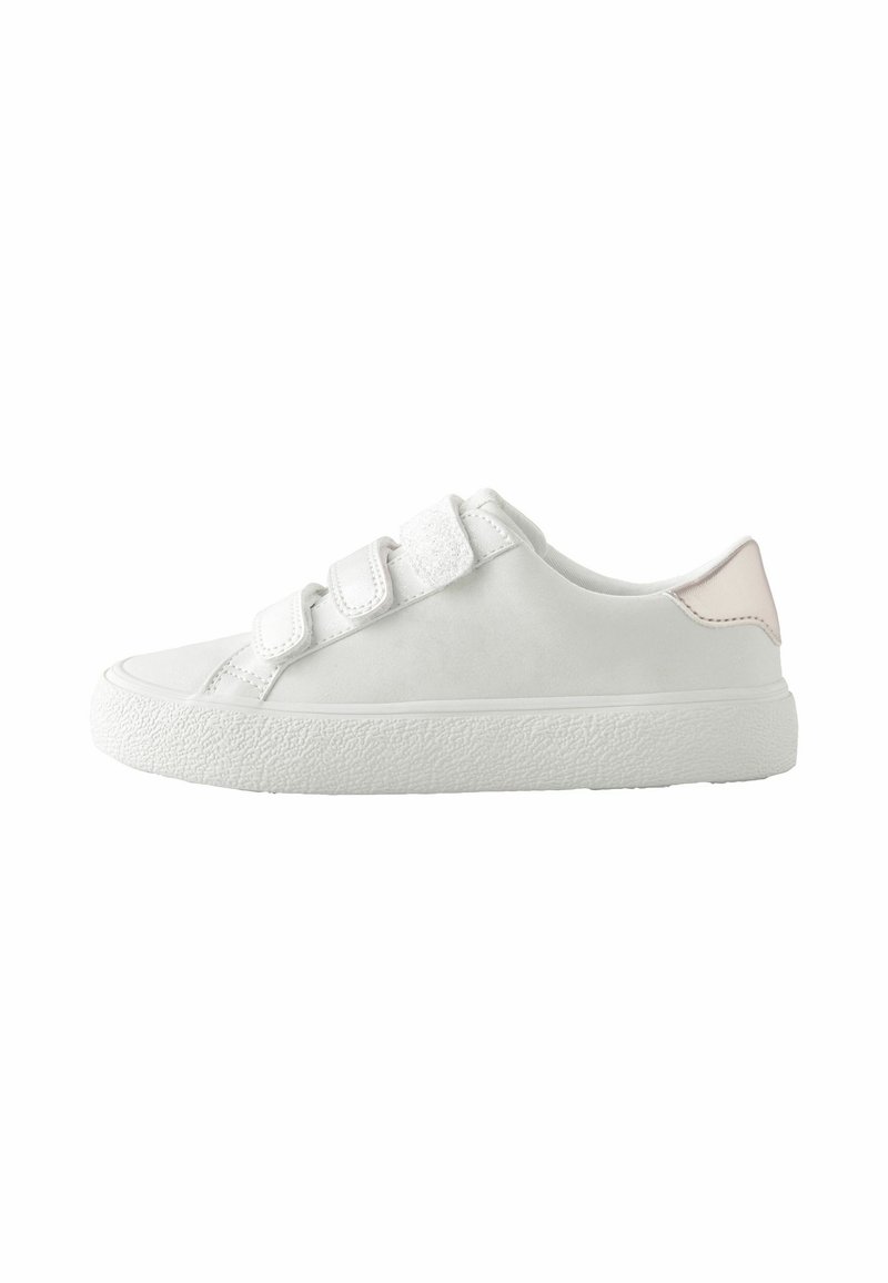 Baskets blanches avec des sangles à crochets et boucles, semelle en caoutchouc texturé, dessus lisse et un subtil accent rose clair au talon.