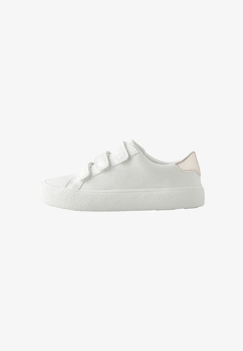 Baskets blanches basses avec semelle texturée et trois sangles Velcro réglables, avec un accent talon rose pâle.