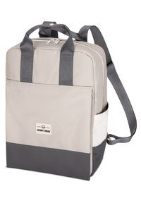 Szürke és bézs szövet hátizsák, kettős felső markolattal, állítható pántokkal, elülső zsebbel és egy jellegzetes logóval ellátott folttal.