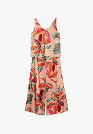 Sukienka dwuczęściowa z satyny składająca się z bezrękawowego topu i maxi spódnicy, ozdobiona żywym wzorem kwiatowym w kolorach czerwonym, pomarańczowym i niebiesko-zielonym na brzoskwiniowym tle.