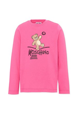 Jasnoróżowa koszula z długim rękawem z figlarną grafiką misia kopiącego piłkę i słowem "Moschino" poniżej czarnymi literami.