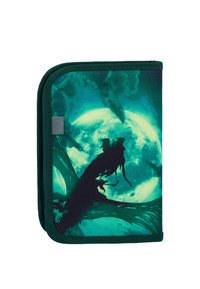Portfel na zamek błyskawiczny, z ciemnym sylwetką na żywej tła w kolorze teal, z dużym miesiącem, teksturowanym materiałem i zielonym wykończeniem.
