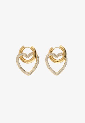 Boucles d'oreilles en forme de cœur dorées, présentant un design double avec une boucle supérieure lisse et un sertissage pavé de cristaux clairs le long des bords.
