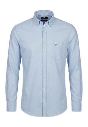 Hellblaues Langarm-Hemd mit durchgehender Knopfleiste, knöpfbarem Kragen und aufgesetzter Brusttasche mit kleinem grünem Baumsymbol.