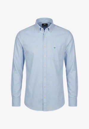 Hellblaues Langarm-Hemd mit durchgehender Knopfleiste, knöpfbarem Kragen und aufgesetzter Brusttasche mit kleinem grünem Baumsymbol.