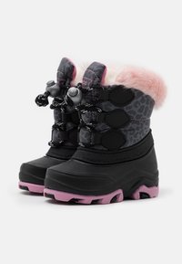 Bottes de neige pour enfants en noir et rose avec un design à imprimé léopard, tige texturée, col en fausse fourrure et système de laçage à bascule pour un maintien sécurisé.