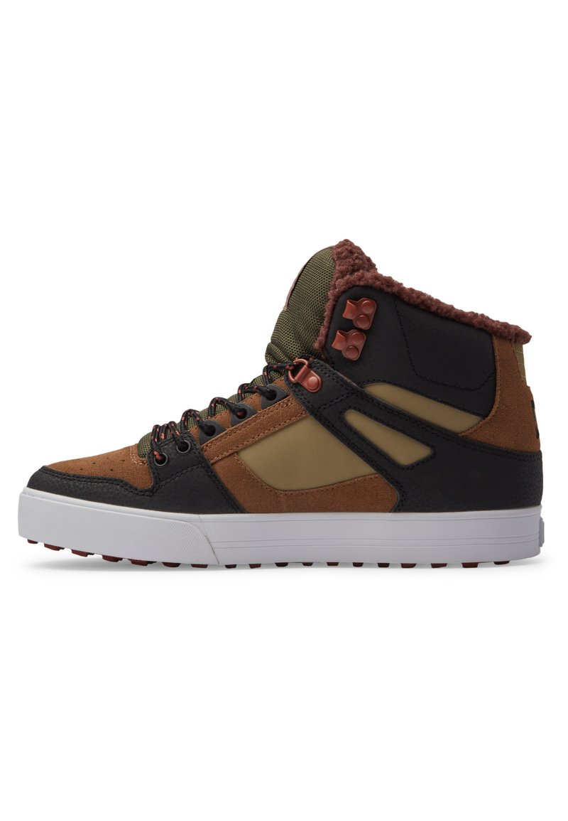 Adidași înalți, cu un amestec de suede maro, textil negru și accente de verde măsliniu. Guler căptușit și talpă din cauciuc texturată. Detalii cu șireturi roșii.