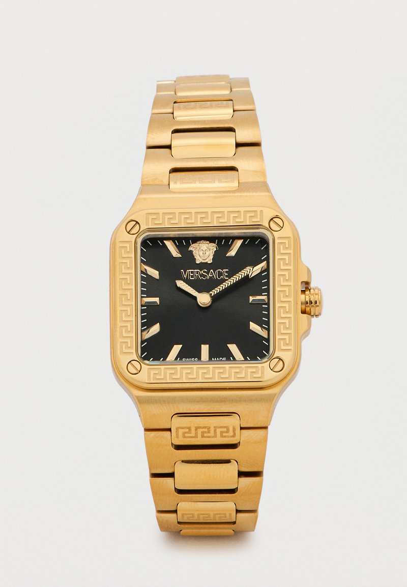 Χρυσό ρολόι χειρός Versace με τετράγωνο καντράν, μαύρο καντράν, χρυσούς δείκτες, λογότυπο Μέδουσας και βραχιόλι με σχέδιο.