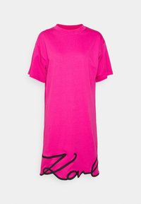 Rosa T-Shirt-Kleid mit kurzen Ärmeln, Rundhalsausschnitt und schwarzem, gesticktem Text "Karl" am Saum. Glatte Stofftextur. Reguläre Passform.