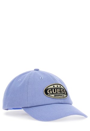 Cappellino da baseball azzurro chiaro in tessuto, caratterizzato da un’importante patch nera e dorata "GUESS ORIGINALS" e sei fori di ventilazione sulla corona.