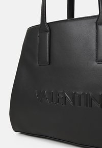 Czarna skórzana torba tote z wytłoczonym logo „VALENTIN”. Posiada wytrzymały prostokątny kształt, płaskie uchwyty i gładką fakturę.