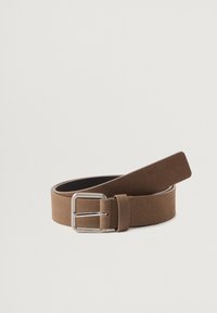 Cinturón de ante marrón, diseño plano, hebilla rectangular de plata, con un solo lazo, textura suave, con un extremo recto para ajuste.