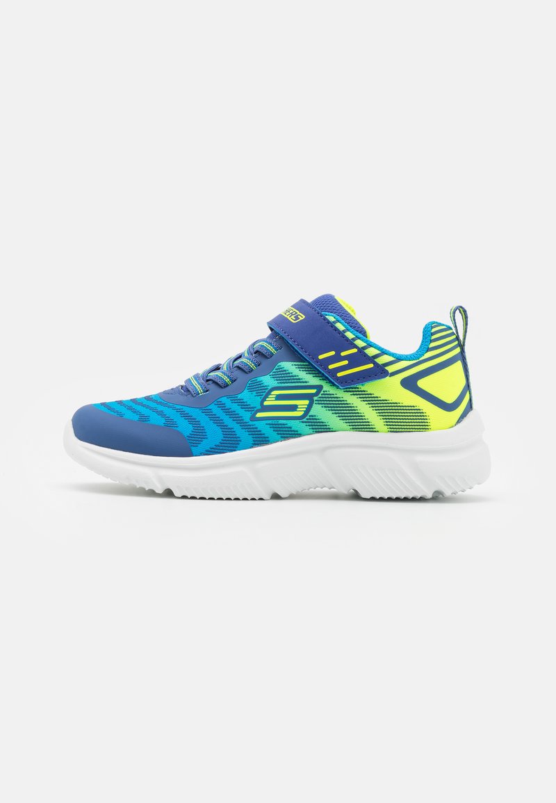 Chaussure de sport bleue et verte avec une tige en mesh à motif, semelle blanche, sangle ajustable et talon renforcé. Présente des accents texturés.