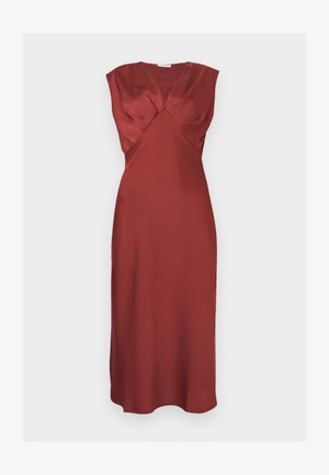 Robe midi sans manches en satin rouge rouille avec une taille ajustée et des plis subtils au niveau de la poitrine, présentée sur un fond blanc uni.
