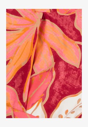 Tela de manga corta con grandes patrones florales en rosa y naranja sobre un fondo rojo intenso, con una textura sutil y detalles de costura visibles.