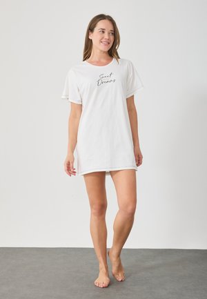 Fehér pamut hálóing kerek nyakkivágással, rövid ujjal és fekete színű "Sweet Dreams" felirattal. Puha tapintású, térd középig érő fazon.