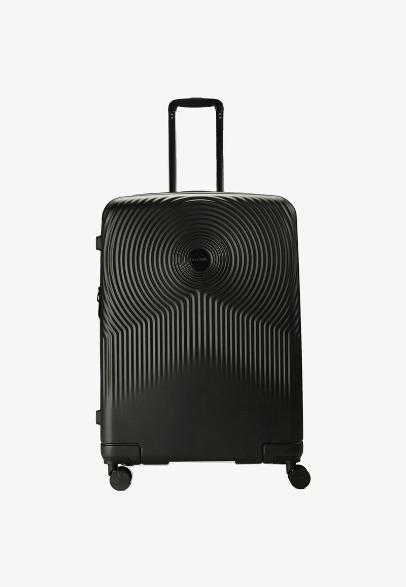 Valigia nera rigida con motivo a cerchi concentrici, manico retrattile e quattro ruote girevoli su uno sfondo bianco.