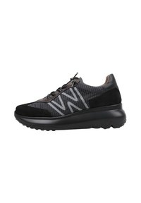 Scarpa sportiva nera con tomaia in suede e mesh, caratterizzata da un motivo geometrico, suola spessa nera e dettagli riflettenti grigi sui lati.