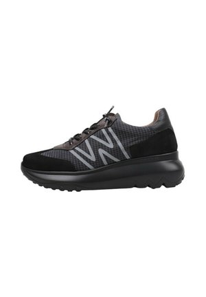 Chaussure de sport noire avec une tige en daim et en maille, présentant un motif géométrique, une semelle épaisse noire et des accents gris réfléchissants sur les côtés.