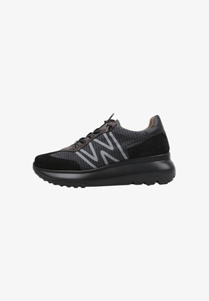 Zapatilla deportiva negra con parte superior de ante y malla, presentando un patrón geométrico, suela gruesa negra y acentos grises reflectantes en los laterales.