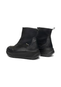 Botas negras hasta la mitad de la pantorrilla que combinan cuero liso y tejido texturizado. Suela de goma gruesa con un patrón de relieve destacado y tira de agarre.